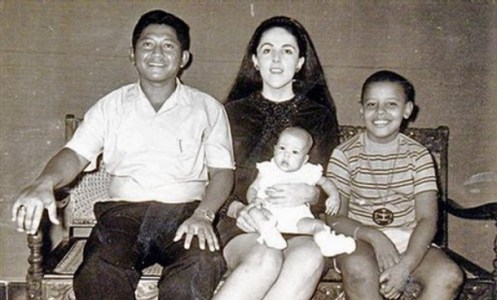 Dokumentasi foto di rumah Keluarga Lolo Soetoro di kawasan Menteng Dalam, Jakarta Selatan. Stanley Ann Dunham berfoto bersama dengan suaminya, Lolo Soetoro, anak perempuan mereka, Maya Soetoro (dipangku) dan Barack Obama.